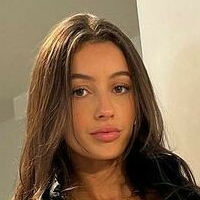Phoebe Chakar Desnuda