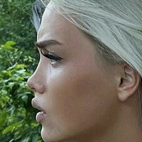 Uresa Zogu Desnuda